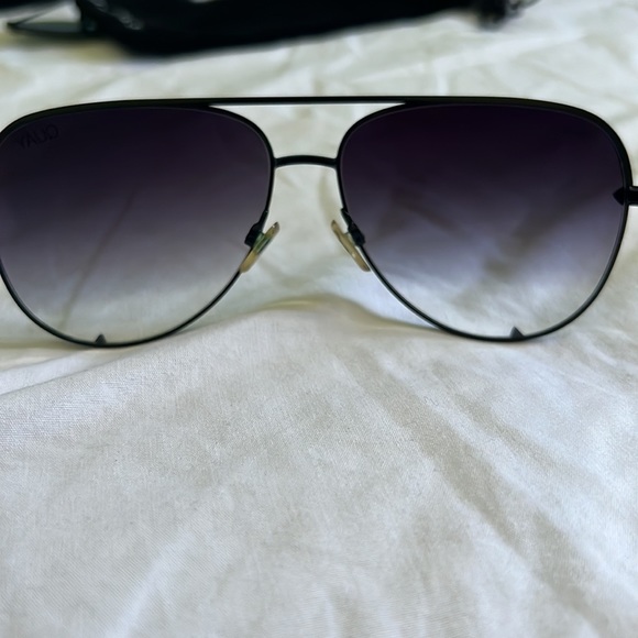 Desi Perkins X Quay sunglasses with case - Picture 3 of 5